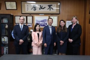 Director of Japan Museum SieboldHuis (the Netherlands) visited Nagasaki University